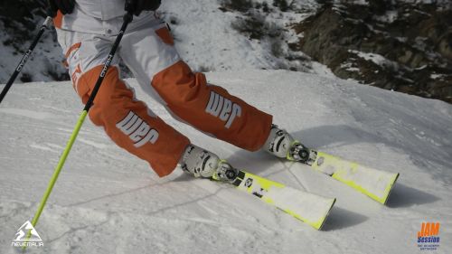 L’uso delle ginocchia come pistole per individuare il punto finale di curva.