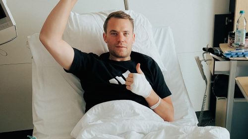 Manuel Neuer si rompe una gamba... sugli sci. Stagione finita per il portiere del Bayern