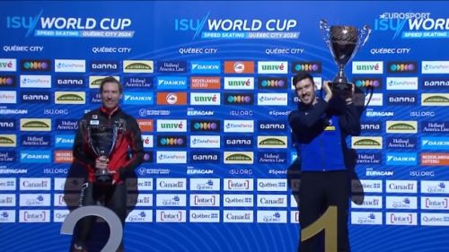 Davide Ghiotto vince la Coppa del Mondo delle lunghe distanze: la sua premiazione