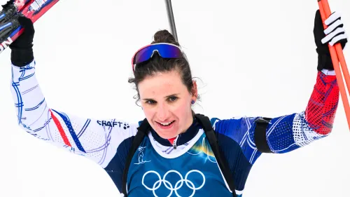 Biathlon: la Francia vince a mani basse l'Oro nella staffetta femminile, disastro Italia a quasi 4 minuti