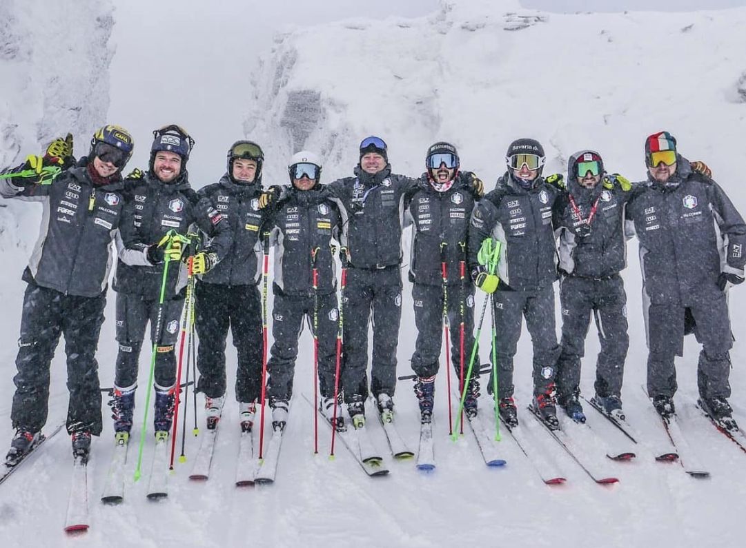 Jugador de slalom y esquiador gigante entrenando duro en la nieve de Ushuaia, Brignone finaliza su trabajo en Cervinia