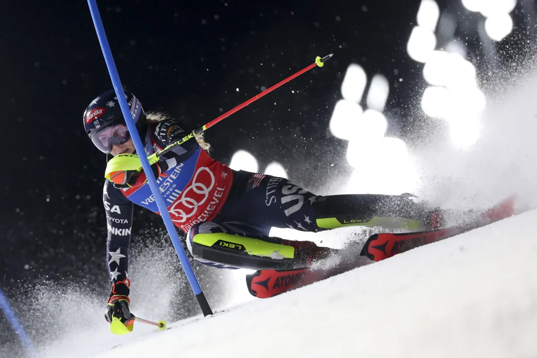 Neve difficile, mille colpi di scena, ma per Shiffrin non c'è problema: dominio totale nella 1^ a Courchevel