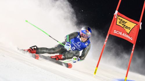 Pinheiro Braathen e Meillard fanno una gran differenza nella notte di Schladming, Odermatt deve recuperare quasi un secondo