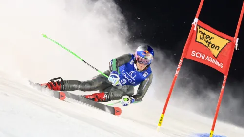 Pinheiro Braathen e Meillard fanno una gran differenza nella notte di Schladming, Odermatt deve recuperare quasi un secondo