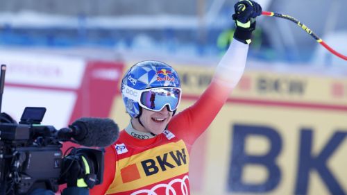 Salto con gli sci: Lovro Kos vola nel vento di Lahti, Kobayashi terzo accorcia nella generale