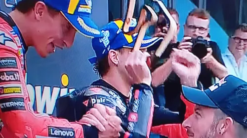 A premiare Marc Marquez per il trionfo al Red Bull Ring è un altro fenomeno: Dominik Paris!