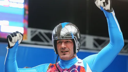 Il sacro fuoco olimpico è stato acceso: Belmondo e Zoeggeler primi tedofori azzurri verso Milano Cortina 2026