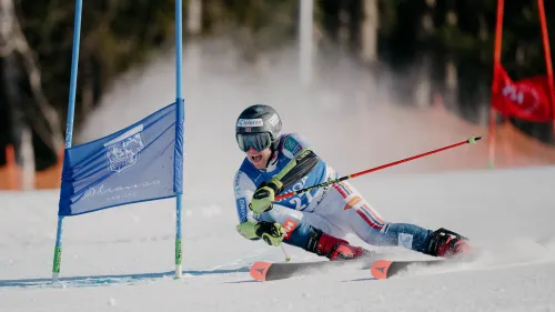 Rasmus Bakkevig corona il sogno mondiale in casa: dopo l'argento 2025, il gigante jr è suo. Franzelin 12°