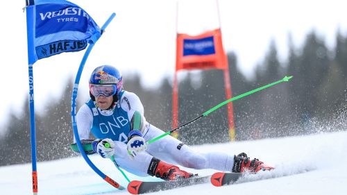 Clamoroso ad Hafjell, Odermatt out e Pinheiro Braathen, al comando del gigante delle finali, 'vede' la coppa