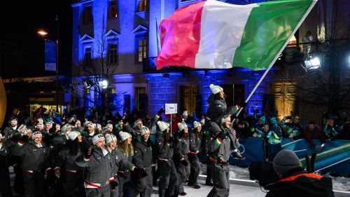 I nostri Giochi sono aperti, via allo show di Milano Cortina! Dai 4 portabandiera a Tomba, Thoeni e Compagnoni, che notte