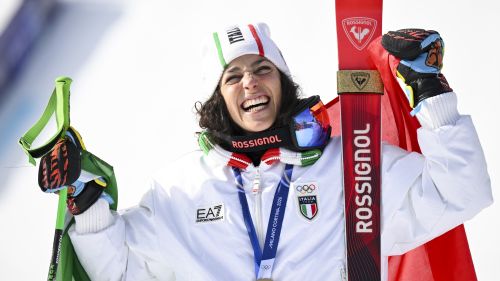 Il sole a baciare il podio, le azzurre a festeggiare una Brignone immensa. Goggia: 'Dopo tutto quello che ha passato'