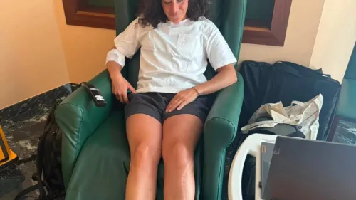 Brignone dimessa dalla clinica La Madonnina, le prime parole di Fede: Sono molto contenta, ora qualche giorno di stampelle
