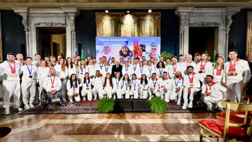 La riconsegna del tricolore, che gioia al Quirinale. Brignone: L'onore da portabandiera mi ha dato la spinta per esserci