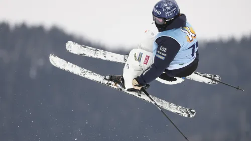 L'Italia trema anche per Flora Tabanelli: sospetta distorsione al ginocchio destro cadendo a Stubai, ora gli esami