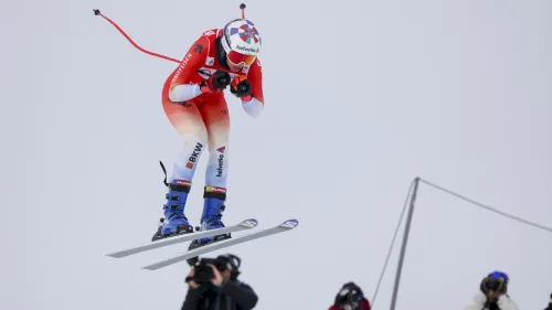 Seria caduta per Michelle Gisin nel training di Sankt Moritz con luce piatta, davanti Goggia e Pirovano
