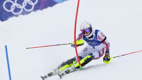 Sotto la neve di Bormio succede di tutto nello slalom olimpico: McGrath padrone per un sogno norge