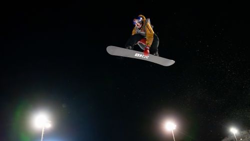 Via anche all'Halfpipe sotto le luci di Livigno: Scotty James davanti in qualificazione come Chloe Kim