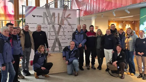 Svelata a Sestriere l'opera per celebrare la 100^ di Shiffrin sulla Kandahar G.A. Agnelli. Al Colle ora i tricolori