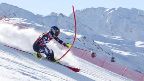 Rast e Holdener ci sono, ma Shiffrin comanda con quasi mezzo secondo sulle stelle svizzere a Gurgl