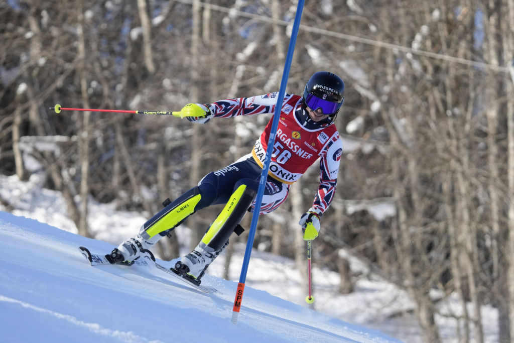 Laurie Taylor trabajó en Coronet Peak golpeando a Noel Von Gruenigen.  El dominio británico también estaba entre las mujeres.