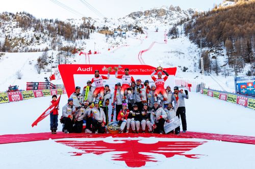Gli assi elvetici si inchinano alla Face dopo averla domata. La festa guidata da Meillard: Ogni volta è bellissimo