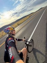 Lindsey Vonn torna ad allenarsi sulla bici da corsa e... sbarca sui campi da tennis di Newport