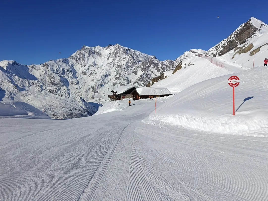 Neve abbondante in quota, ma gli impianti chiudono per fine stagione. Prolungare la stagione è un rischio o un’opportunità?