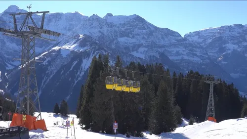Troppi costi e pochi sciatori, il comprensorio svizzero di Braunwald abbandona lo sci e chiude quattro impianti di risalita