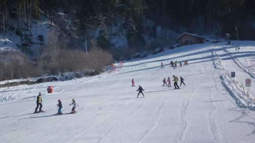 Bedollo Prades-ci, cresce l'affluenza e arriva un nuovo skilift: la micro localit&agrave; trentina forma ogni anno nuovi sciatori