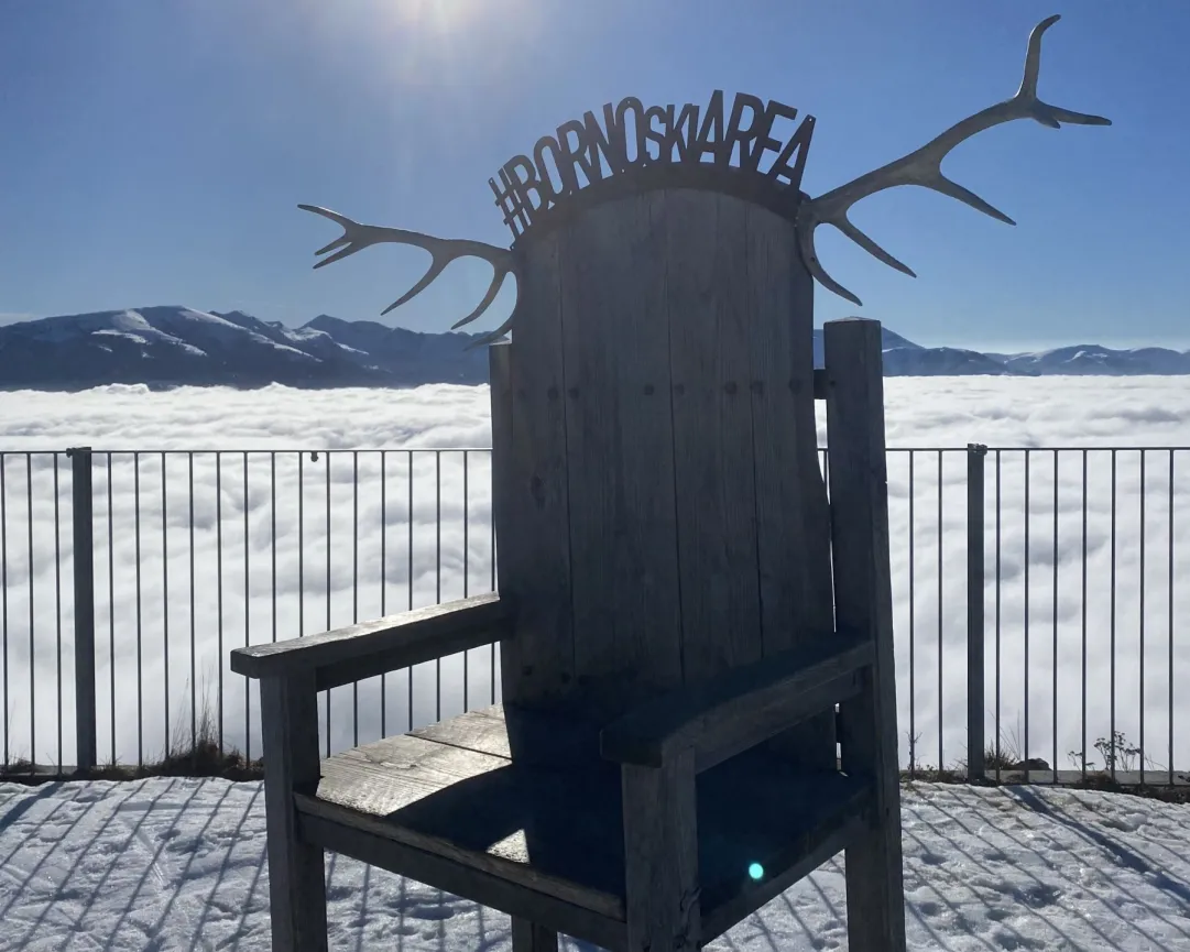 Una giornata di fine febbraio nella Borno Ski Area. Scopri il vivace comprensorio camuno nel reportage di NEVEITALIA.