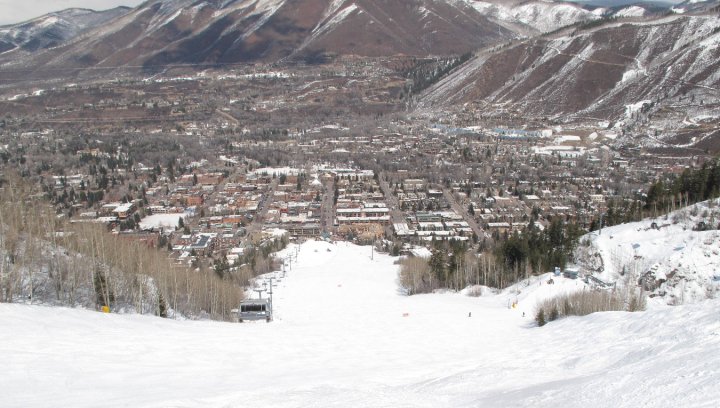 dalle piste appare lo spettacolo della cittadina di Aspen , squadrata