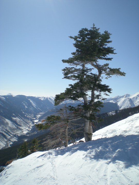 dalle piste spettacolari paesaggi sulle montagne circostanti ....siamo a 3000m.