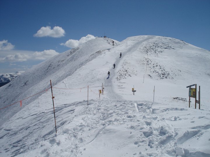 comincia l'ascesa al Bowl, il catino, si sale per 300m. di dislivello e sulla cresta si può scegliere da dove buttarsi in neve fresca con pendenze variabili dai 38-48%