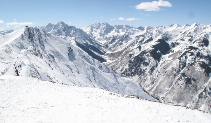 in attesa di sciare in neve fresca ...le Maroon Bells in lontananza